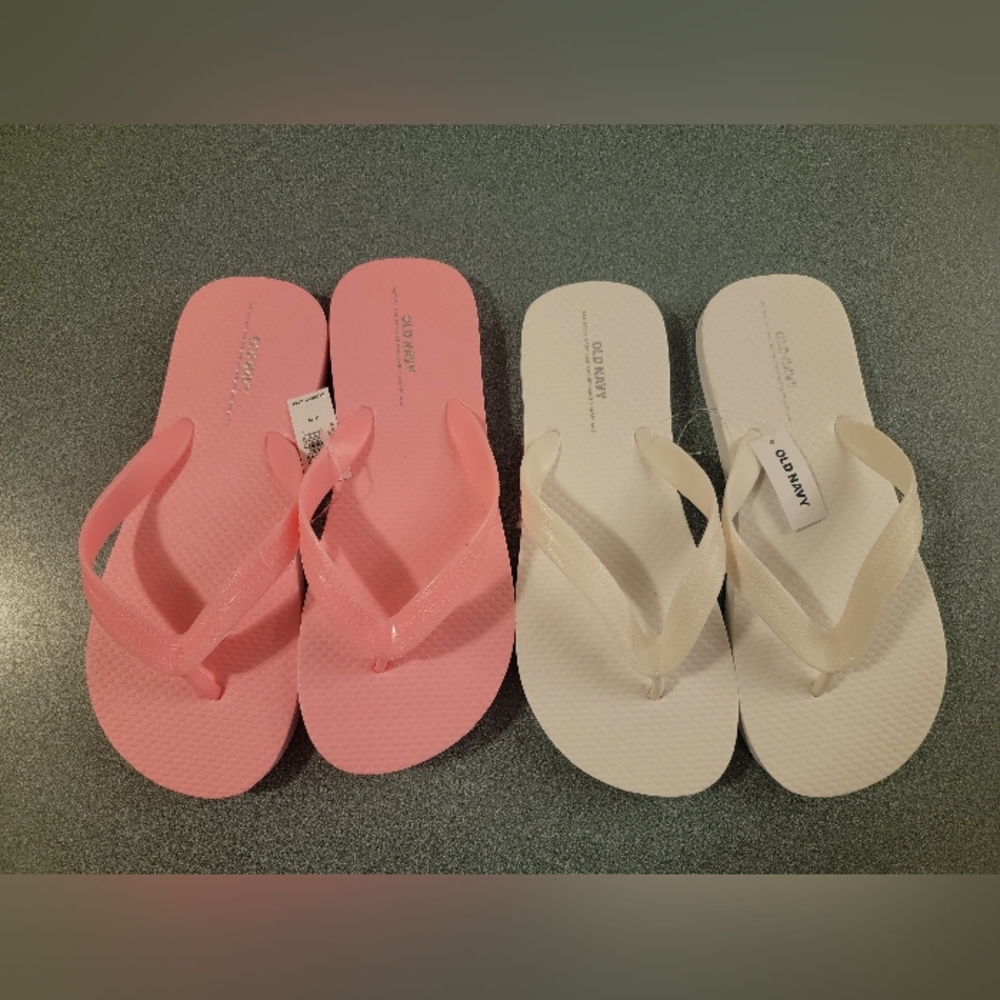Girls Old Navy NWT Pink and White flip flops, Size 3/4